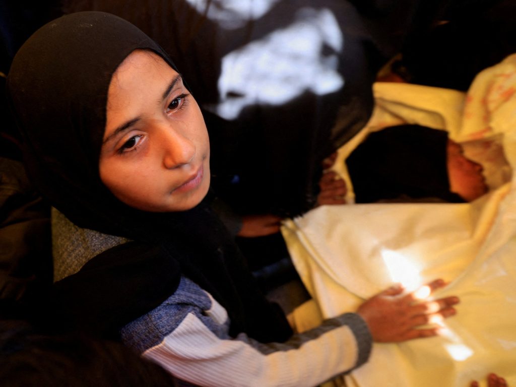 إسرائيل تقصف خياما للنازحين بغزة وتحظر دخول “مناطق المساعدات”