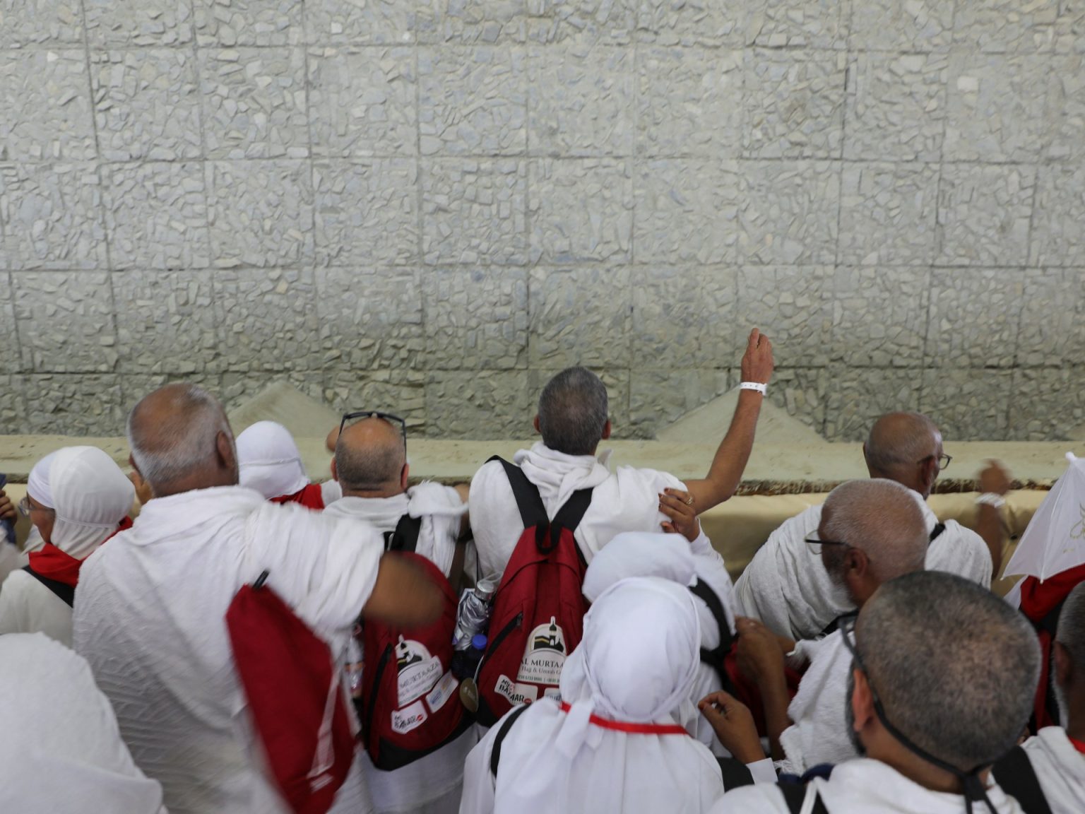 الحجاج يرمون جمرة العقبة الكبرى بأول أيام العيد