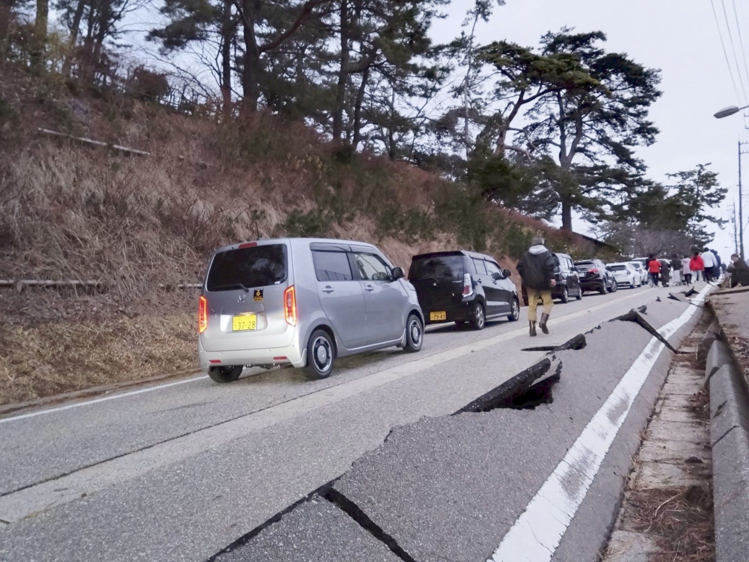 الزلازل تجبر سكان جزر يابانية على النزوح بعد تسجيل 1600 هزة