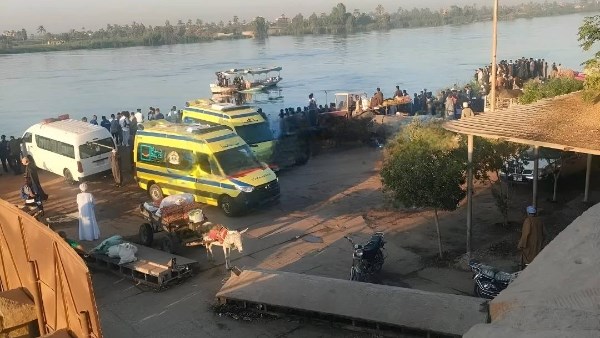 على متنها شخصان وما زال البحث جاريا.. سقوط سيارة نقل مواشي من “عبارة نيلية” بقنا