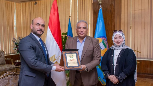 جامعة طنطا تتسلم درع المجلس العربي للتدريب والإبداع الطلابي تقديراً لدورها الريادي في التبادل الطلابي