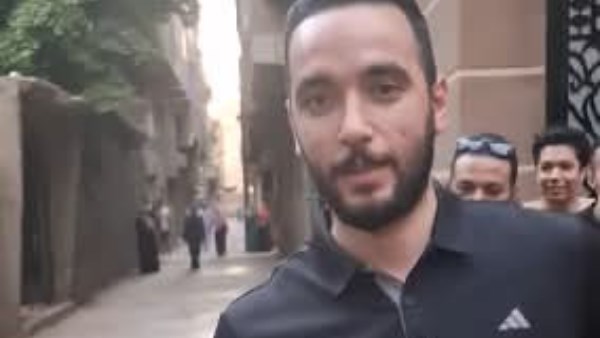 الأهالي يوزّعون الشربات في إخلاء سبيل الشاب  المتهم في الاتجار بـ بائع العسلية بالمحلة