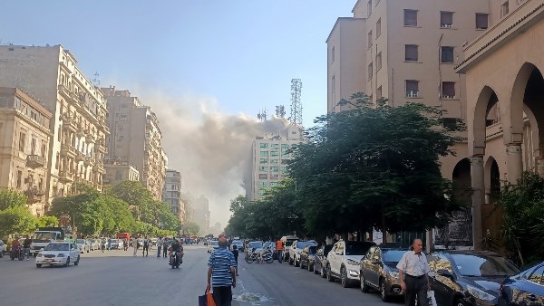 الأدخنة تتصاعد من كل مكان| شاهد.. حريق هائل في مبنى سنترال رمسيس الأدخنة تتصاعد من كل مكان| شاهد.. حريق هائل في مبنى سنترال رمسيس