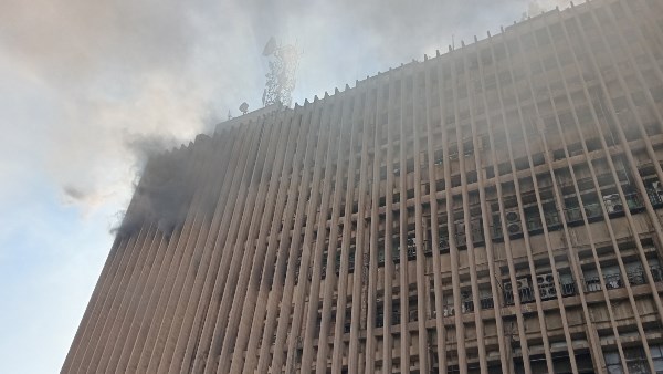 8 سيارات إطفاء وخزاني مياه للسيطرة على حريق سنترال رمسيس| صور 8 سيارات إطفاء وخزاني مياه للسيطرة على حريق سنترال رمسيس| صور