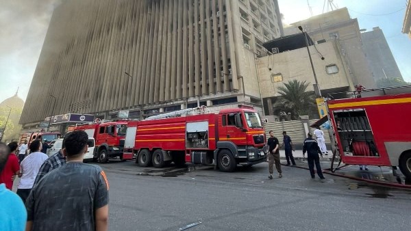 بسبب حريق سنترال رمسيس.. توقف الحركة المرورية أمام السيارات بسبب حريق سنترال رمسيس.. توقف الحركة المرورية أمام السيارات