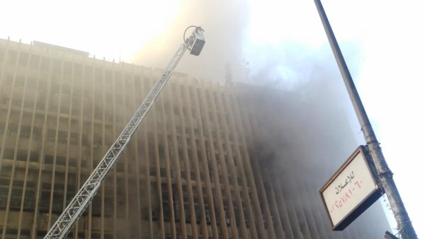 الدفع بسيارات السلالم الهيدروليكية للسيطرة على حريق سنترال رمسيس| صور الدفع بسيارات السلالم الهيدروليكية للسيطرة على حريق سنترال رمسيس| صور