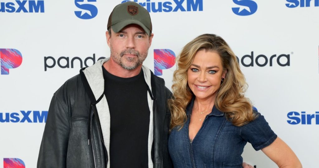 ملفات دينيس ريتشاردز آرون فيبيرز للطلاق بعد 6 سنوات من الزواج