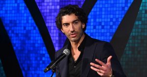 “ينتهي معنا” ، يعلق المخرج جوستين بالدووني على المعلم العاطفي في منشورات التواصل الاجتماعي النادرة