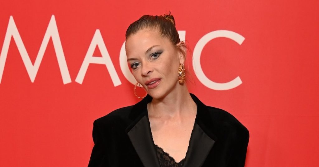 انخرطت Jaime King مع “مصرفي الاستثمار” وسط معركة الحضانة المستمرة معها السابق: تقرير