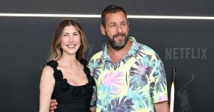 حزم آدم ساندلر على المساعد الرقمي الشخصي مع زوجة جاكي ساندلر في العرض الأول “Happy Gilmore 2”