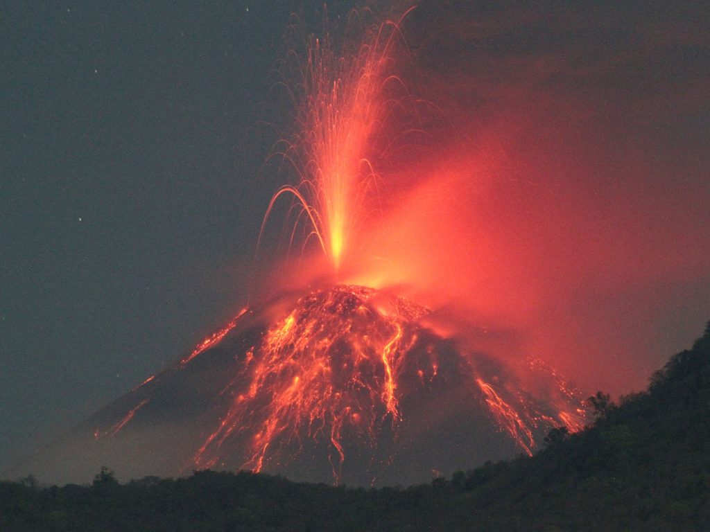 شاهد.. ثوران بركان ليووتوبي لاكي-لاكي في إندونيسيا