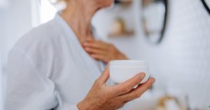 يقسم المتسوقون هذا الكريمة البالغة 12 دولارًا على الرقبة تجعل بشرتهم “مجذبة تقريبًا”