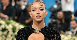 يحتوي قناع النوم في سيدني سويني للشفاه الناعمة والمرونة على ما يقرب من 5000 مراجعات من الهذيان