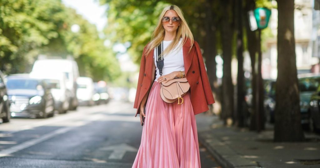 أنا على شكل كمثرى-وهذه التنانير المريحة الـ 16 تتخلى عن منحنيات بلدي دون عناء