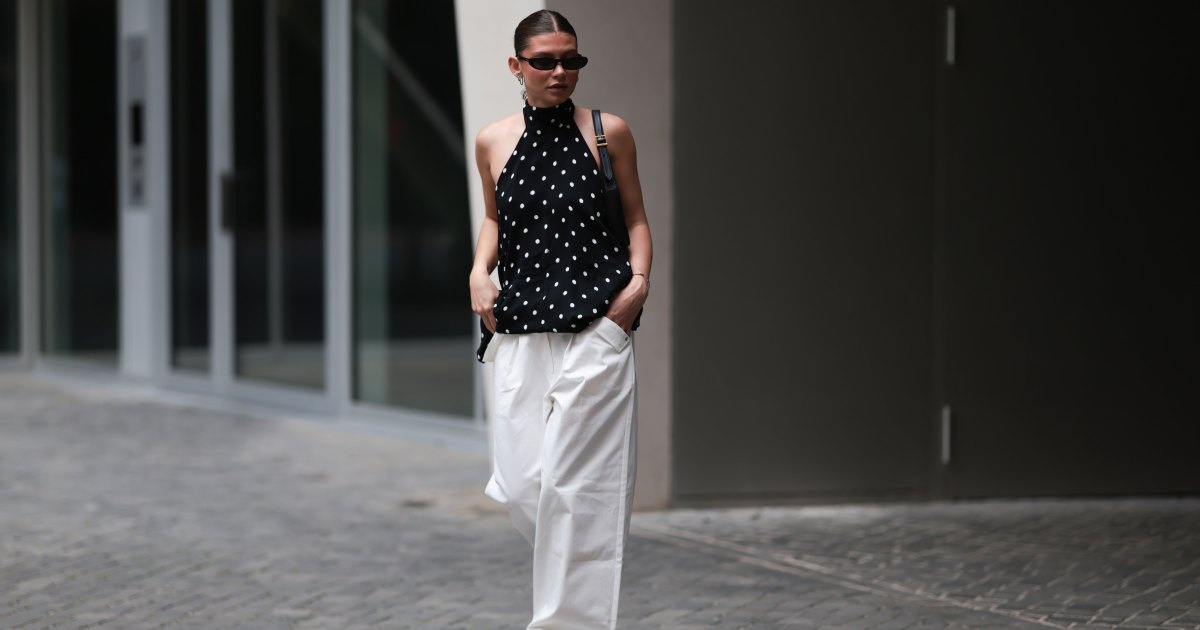 برلين ، ألمانيا - 04 يونيو: شوهدت صوفيا جيس وهي ترتدي أقراطا فضية في أحجام مختلفة ؛ نظارة شمسية سوداء بيضاوية ضيقة من سانت لوران ؛ خاتم الأنف الفضي قمة رقبة متدفق ، عارية الذراعين باللون الأسود مع نقاط البولكا البيضاء من زارا ؛ سروال أبيض واسع الساق مع حزام ممسحة وتفاصيل الجيب من الغرفة ؛ حقيبة يد جلدية أسود مستطيلة صغيرة مع مشبك YSL الذهب من إيف سانت لوران ؛ سبار الذهب والمنصة السوداء Flip-Flops من Zara في 04 يونيو 2025 في برلين ، ألمانيا. (تصوير جيريمي مولر/غيتي إيموكيز)