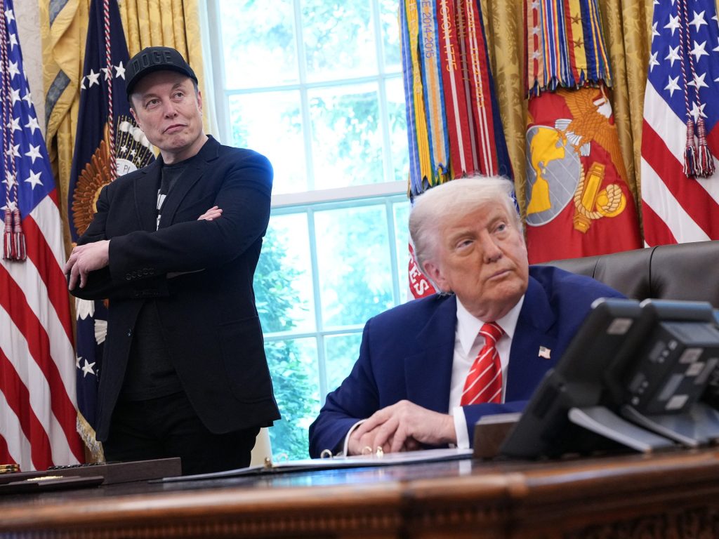 ترامب يصف تأسيس ماسك لحزب سياسي جديد بأنه “سخيف”