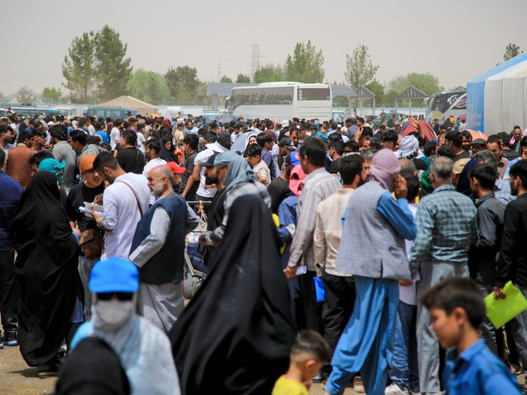 450 ألف لاجئ أفغاني عادوا من إيران خلال شهر