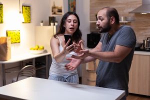 دعا زوجي نادل شاب إلى منزلنا خلف ظهري