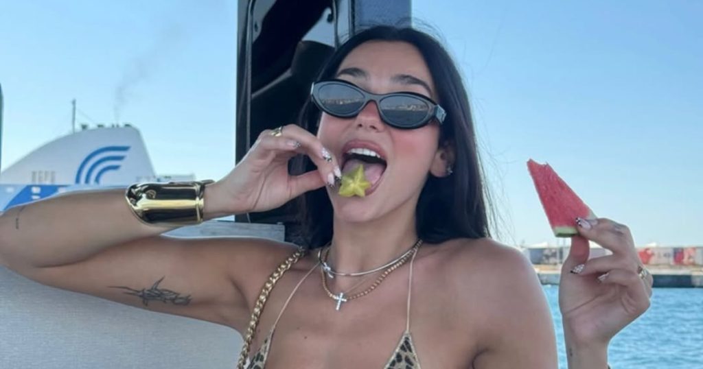 Dua Lipa يتلألأ في بيكيني صغير في Underboob: “قضاء وقت ممتع”