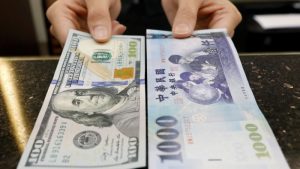 تقفز عملة تايوان مع اندفاع شركات التأمين على الحياة إلى التحوط ضد الدولار الأمريكي الضعيف
