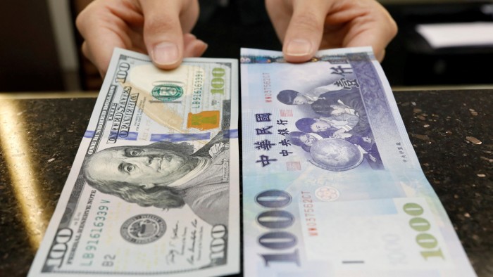 تقفز عملة تايوان مع اندفاع شركات التأمين على الحياة إلى التحوط ضد الدولار الأمريكي الضعيف