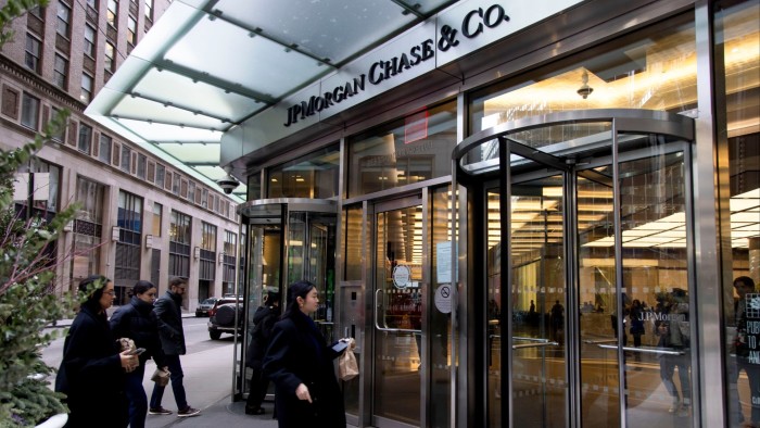 تعلن البنوك الأمريكية عن دفعات المساهمين الكبيرة حيث يخفف الاحتياطي الفيدرالي من اختبارات الإجهاد