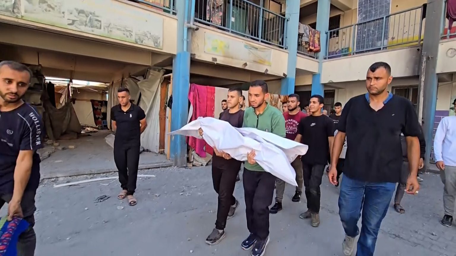 8 شهداء في قصف إسرائيلي لمدرسة تؤوي نازحين غربي غزة