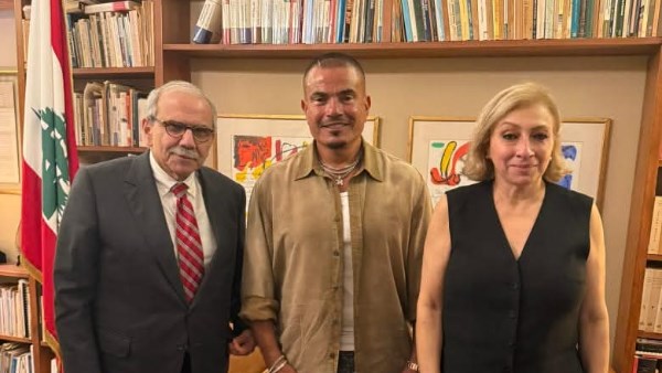 رئيس وزراء لبنان لـ عمرو دياب: بيروت تحبك وتفرح بقدومك |صور