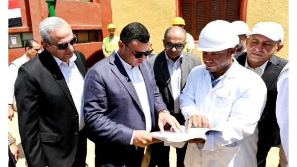 وزير الإسكان ومحافظ يتفقدان محطة مياه نهطاي الارتوازية ضمن مشروعات حياة كريمة