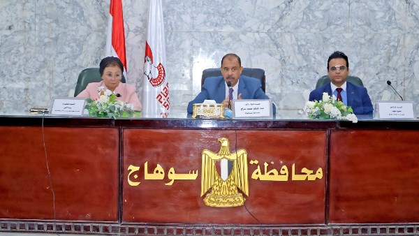 محافظ سوهاج ونائب وزير الصحة يعقدان الاجتماع الدوري للمجلس الإقليمي للسكان