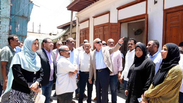 محافظ الأقصر يتفقد أعمال تطوير مدخل مدينة إسنا والكورنيش الجديد