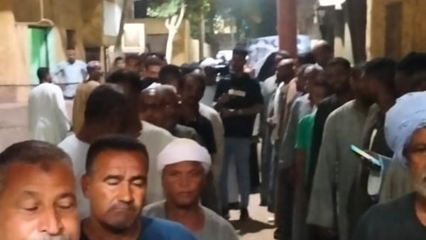 قبل دقائق من غلق الصناديق.. احتشاد ناخبي الشيوخ بلجان التصويت بالأقصر