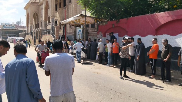 كبار السن يحتشدون أمام لجان التصويت في انتخابات الشيوخ بالغربية .. صور
