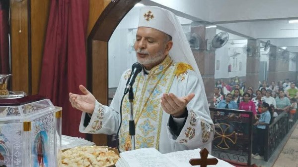 الأنبا بولا يترأس قداس عيد العذراء بكنيستها بالقنطرة غرب