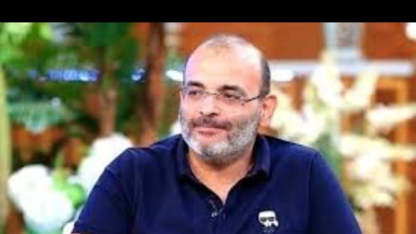 أيمن بهجت قمر يكشف حقيقة توقف تصوير فيلم طلقني|خاص