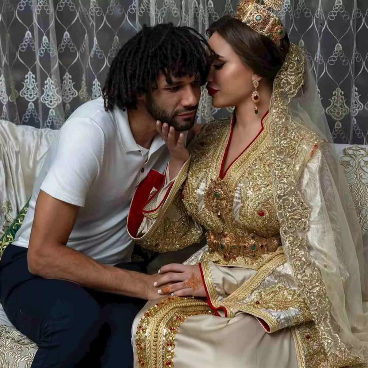 على الطريقة المغربية.. البلوجر حنان زوجة محمد النني تنشر صوراً جديدة من حفل زفافهما