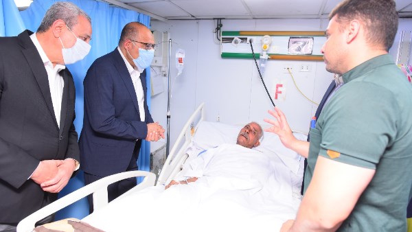 وزير العمل ومحافظ الغربية يزوران مصابي حادث حريق مصنع بالمحلة