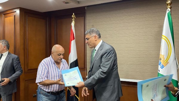 محافظ الجيزة يسلم 21 عقدا لتقنين أراضي أملاك الدولة للمستفيدين