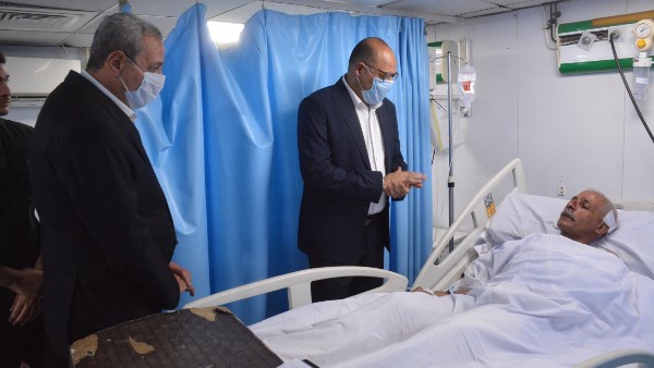 محافظ الغربية ووزير العمل يزوران المصابين في حادث المحلة ويقدمان واجب العزاء لأسر الشهداء