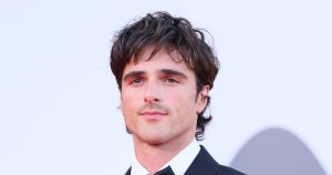 يعقوب Eleordi شوهد في تبادل ساخن مع 2025 مهرجان البندقية السينمائي مسؤول السجادة الحمراء