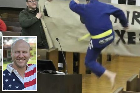 رجل نيوجيرسي ويل ثيلي يؤدي عروضًا مسرحية للفنون القتالية في اجتماع بلدة كرانفورد