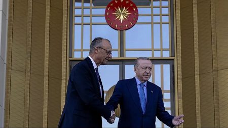 ميرز الألماني يحث على تعميق العلاقات الأوروبية مع تركيا رغم الخلافات بشأن غزة