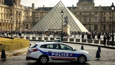 القبض على عدد من المشتبه بهم في سرقة مجوهرات التاج بقيمة 102 مليون دولار من متحف اللوفر في باريس