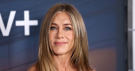 فستان جنيفر أنيستون الساتان ينحف للغاية – والمظهر يباع بسرعة على أمازون