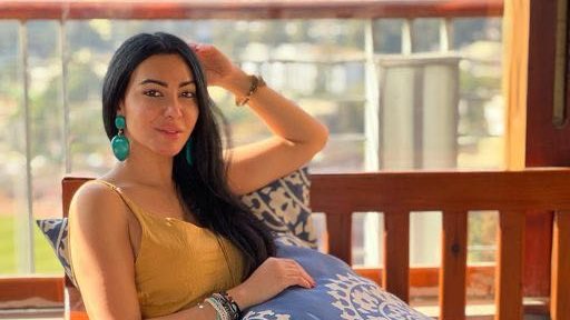 ميريهان حسين تستعين بالذكاء الصناعي وتشارك في تريند الزي الفرعوني