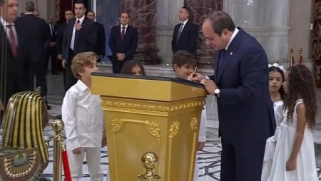 الرئيس السيسي يسجل توقيعا على “رسالة سلام من مصر إلى العالم”