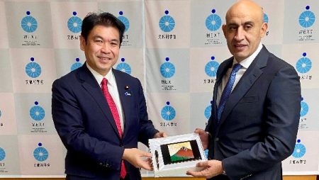 وزير التعليم يلتقي نظيره الياباني عقب توليه منصبه والأخير يشيد بأداء عبد اللطيف