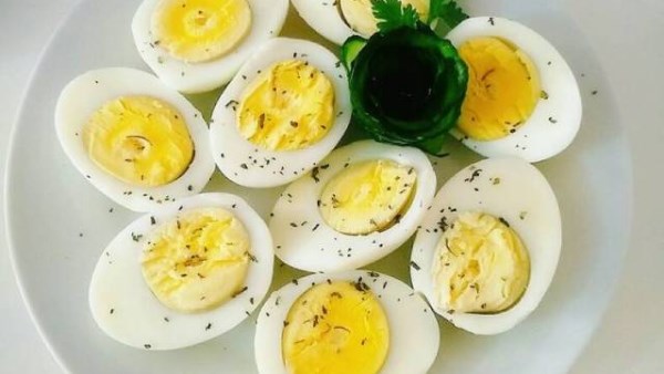 ماذا يحدث لجسمك عند تناول 3 بيضات يوميًا… حقائق علمية مذهلة