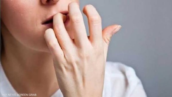 تبدو بسيطة .. أطباء يُحذّرون من مخاطر قضم الأظافر على القلب | تفاصيل