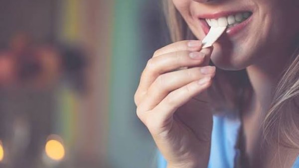 قطعة لبان يوميًا قد ترفع تركيزك وتنشط دماغك .. دراسة تكشف السر